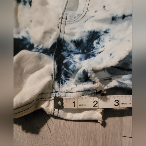Almost Famous Juniors 5, white and blue tie-dye denim shorts - Picture 7 of 13